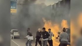 VIDEO Un șofer din SUA, salvat în ultima clipă de la moarte din mașina în care se afla